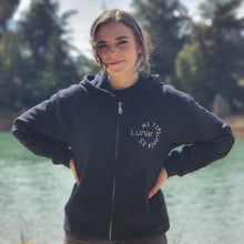 Cargar imagen en el visor de la galería, Merch Tipologías :: Sudadera Unisex con Cierre y Gorro